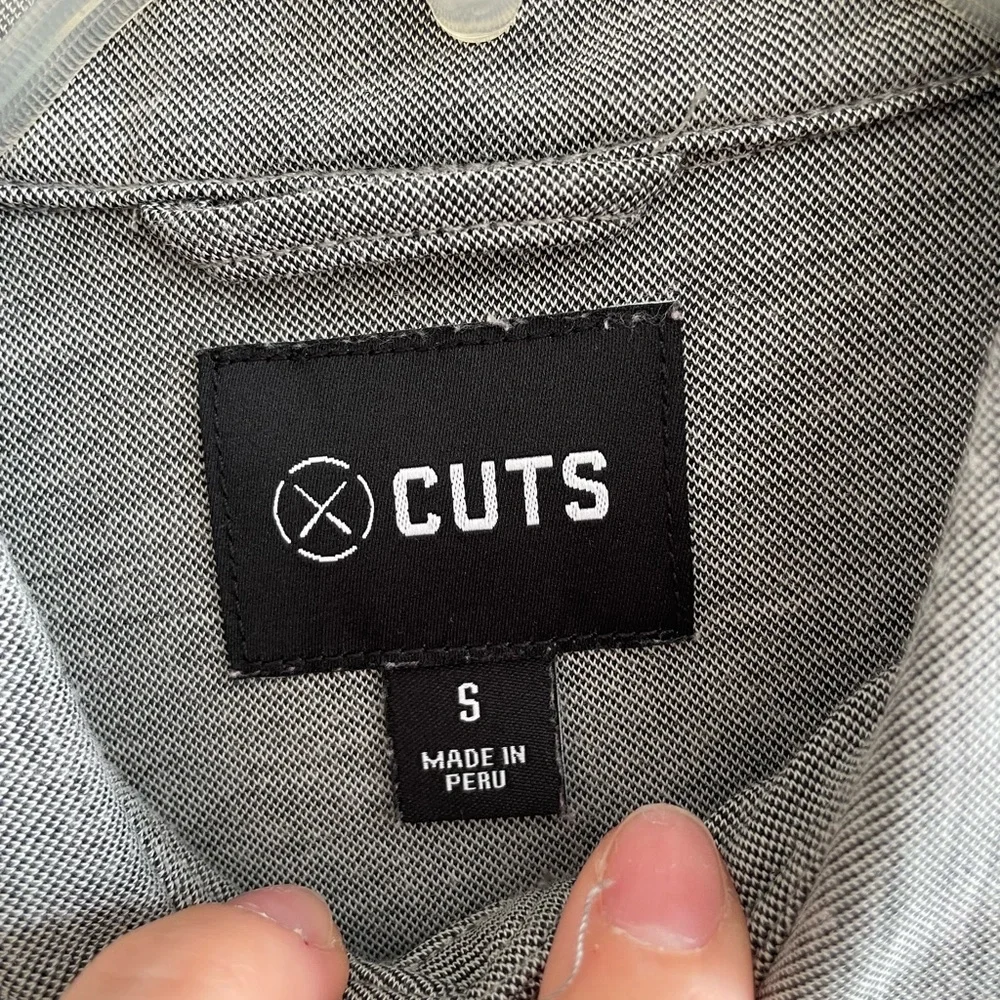 Cuts men’s gray polo size S